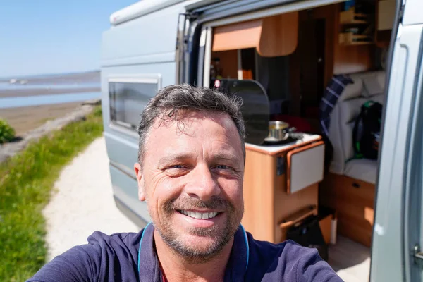 Bordeaux Aquitania Francia 2020 Uomo Felice Vanlifer Sorridente Davanti Camper — Foto Stock