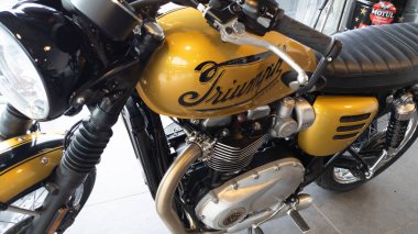 Bordeaux, Aquitaine France - 12 28 2020: Zafer Bonneville T120 motosiklet detayı. Motosiklet antikasındaki altın yakıt tankına yazı ve logo.