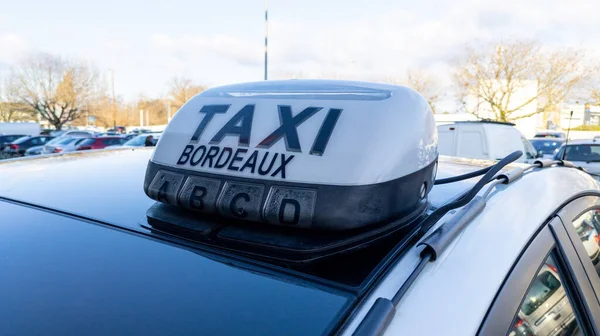 Bordeaux Taksi Pysäköity Odottaa Ajaa Asiakas Kaupungissa — kuvapankkivalokuva