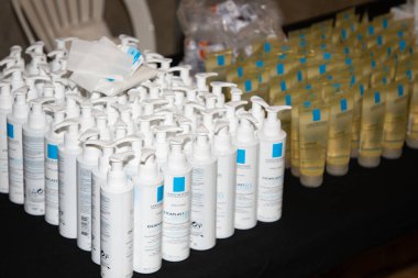Bordeaux, Aquitaine France - 01 05 2021: La Roche-Posay logosu ve seçici odak noktasındaki eczane rafındaki plastik konteyner üzerindeki metni imzalayın