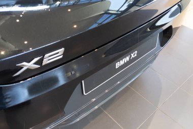Bordeaux, Aquitaine France - 01 05 2021: BMW X2 araba logosu ve satış mağazasında imza