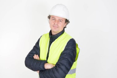 Beyaz izole arka planda miğfer takan yakışıklı adam yüzüne gülümsüyor.