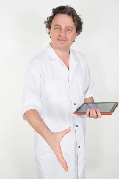 男医生在医院里用他的数码平板电脑做欢迎牌 — 图库照片