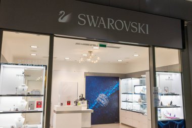 Bordeaux, Aquitaine France - 01 10 2021: Swarovski logosu markası ve Avusturyalı mücevher üreticisi lüks kurşun cam kristal dükkanı önünde metin imzası
