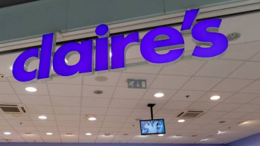 Bordeaux, Aquitaine France - 01 10 2021: Claire 'in mağaza levhası ve marka metin logosu perakende aksesuarları ve mücevherleri.