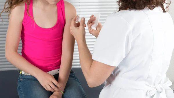 Vaccinazione Iniettabile Bambini Donna Medico Che Inietta Vaccino Una Ragazza — Foto Stock