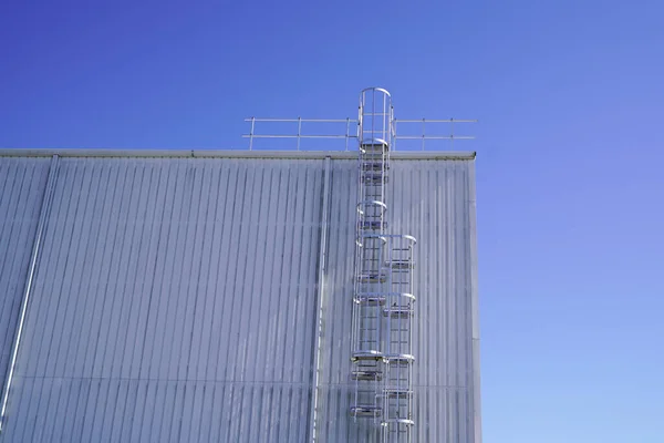 Ladder Naar Het Dak Van Een Hoog Industrieel Gebouw Blauwe — Stockfoto