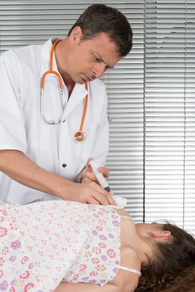 Kinderarzt Impft Kleines Mädchen Der Kinderklinik Mit Spritze Subkutane Impfung — Stockfoto