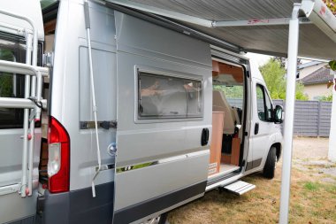 Karavan gri karavanı tenteli açık kapı parketmiş.