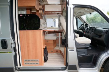 Karavan karavanı kapısı açık.