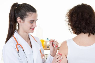 Aşılanmış Coronavirus covid-19 aşısı olan bir kadın ve hastaya aşı yapan bir doktorla ilgili sağlık ve tıbbi konsept.