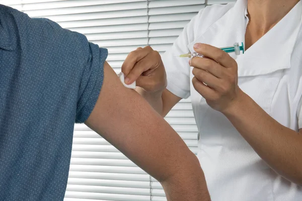 Sjuksköterska Patient Covid Vaccin Man Injektion Med Spruta Sjukhus — Stockfoto