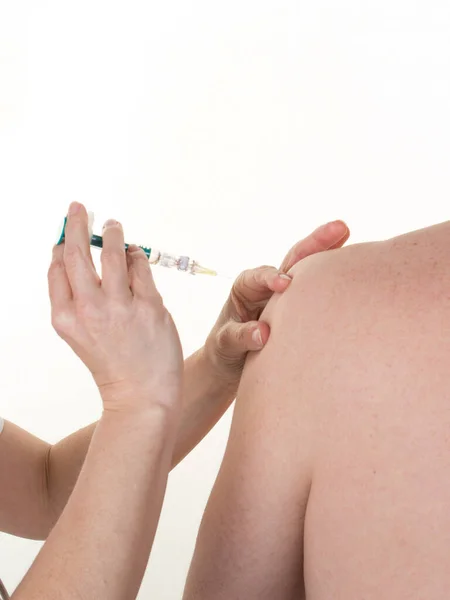 女医生给一名男子注射Covid 19型头孢病毒疫苗 用注射器注射 — 图库照片