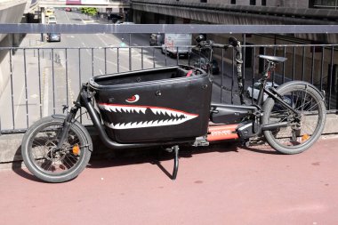 Bordeaux, Aquitaine France - 01 10 2021: Fransız modüler bisiklet ve yapılandırılabilir kargo motorları uzmanı