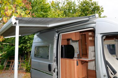 Bordeaux, Aquitaine France - 01 10 2021: Fiat karavan tenteli yan kapı ve tabela açık