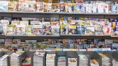Bordeaux, Aquitaine France - 01 10 2021: Fransız dergisi başlığı ve mağazadaki birçok gazete basını