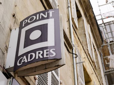 Bordeaux, Aquitaine France - 01 18 2021: Stadyum kadrosu logo markası ve çerçeve mağaza zinciri ve resim dekorasyonunun metin işareti