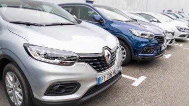 Bordeaux, Aquitaine France - 01 18 2021: Fransa 'daki Renault park satış mağazasının arabası