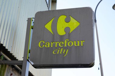 Bordeaux, Aquitaine France - 01 18 2021: Carrefour City markası logosu ve Fransa 'daki küçük bir süpermarket önünde metin imzası