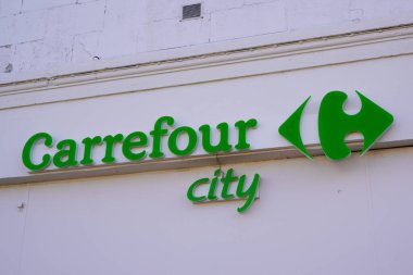 Bordeaux, Aquitaine France - 01 18 2021: Carrefour şehir markası logosu ve metin işareti kasaba marketine giriş süpermarketi