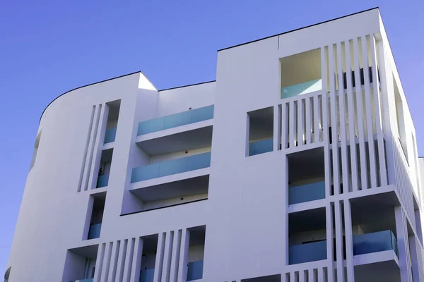 Fachada Moderna Residencial Edificio Sobre Fondo Azul Cielo — Foto de Stock