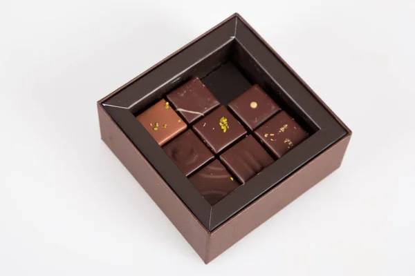 Küçük Hediye Kutusunda Çeşitli Çikolatalı Şekerler — Stok fotoğraf