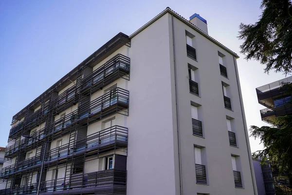 Fassade Eines Modernen Mehrfamilienhauses Einem Sonnigen Tag Mit Blauem Himmel — Stockfoto