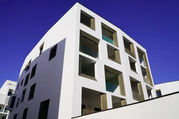 Nuevos Edificios Modernos Con Esquina Fachada Blanca Cielo Azul Casas — Foto de Stock