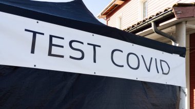 COVID test işareti metni covid-19 test sahasında sokakta