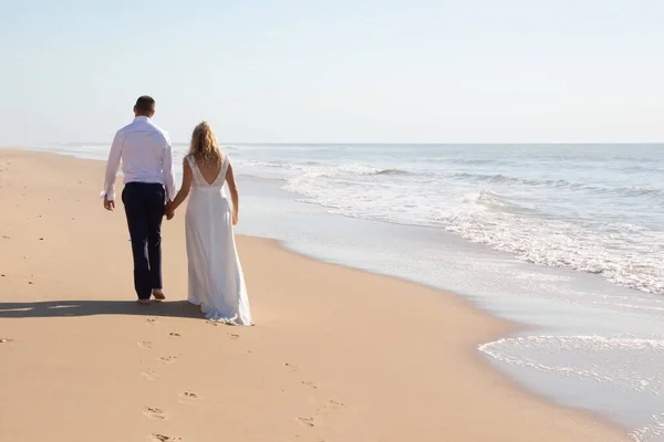 Šťastný Svatební Pár Lásce Pláži Moře Nevěsta Ženich Svatební Den — Stock fotografie