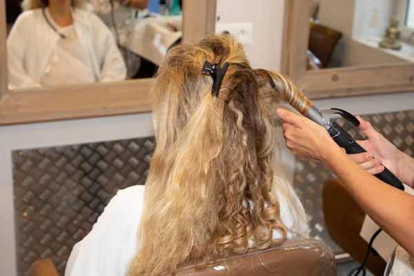 Penteado Bonito Mulher Jovem Depois Morrer Cabelo Fazer Destaques Salão — Fotografia de Stock