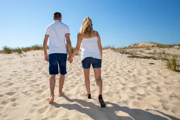 Couple Love Young Walk Holding Hands Beach Sand Dune Summer — Stock Photo, Image