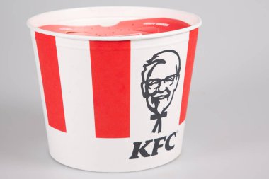 Bordeaux, Aquitaine France - 01: 24 2021 KFC restoran tabelası ve Kentucky kızarmış tavuk kutusunun logosu fast food zinciri mağazalarının etrafındaki kovalar