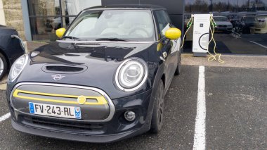 Bordeaux, Aquitaine France - 01 24 2021: Mini E yeni elektrikli araba modern şarj noktası hibrit