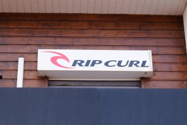Bordeaux, Aquitaine France - 01 24 2021: Rip curl logo markası ve moda mağazası kaykay mağazasının önündeki yazı