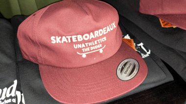 Bordeaux, Aquitaine France - 01 24 2021: Erkekler atletik olmayan kaykaycı logosu ve moda pateni mağazasındaki şapkaların üzerindeki metin tabelası
