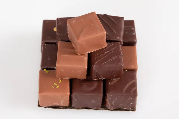 Variedade Fina Artesanal Pralinas Chocolate Pirâmide Vista Fundo Branco — Fotografia de Stock