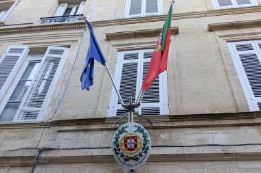 Bordeaux, Aquitaine France - 01: 24 2021: Portekiz Konsolosluğu ve Fransa Başkonsolosluğu önünde Avrupa bayrakları