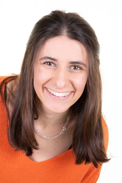 Retrato Una Joven Risueña Con Camisa Naranja Sobre Fondo Blanco — Foto de Stock