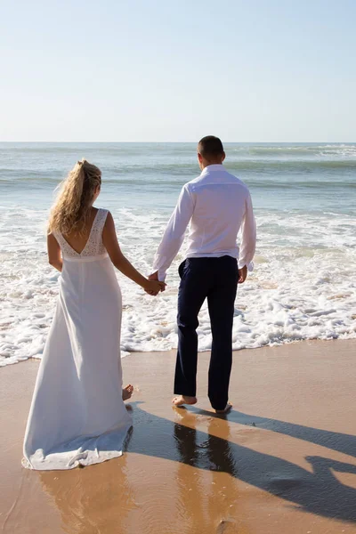 Düğün Çifti Kumsalda Aşka Geri Döndü Gelin Damat Kumlu Okyanus — Stok fotoğraf