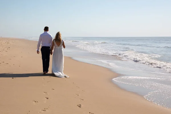 Indietro Vista Matrimonio Coppia Piedi Sulla Spiaggia Sabbia Romantica — Foto Stock