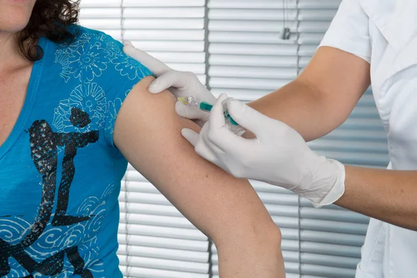 Mujer Médico Vacuna Inyectable Con Una Jeringa Hospital — Foto de Stock