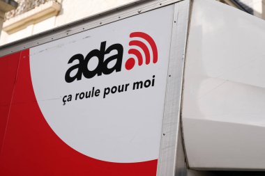 Bordeaux, Aquitaine France - 01 24 2021: Ada Car logosu Fransa 'daki kiralık araçlar bürosunun amblemi ve amblemi