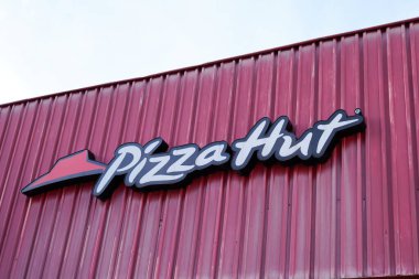 Bordeaux, Aquitaine France - 01: 24 2021: Pizza Hut metin yazısı ve Fast Food Günlük Restoranı önünde logo