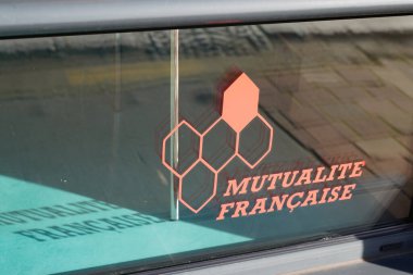 Bordeaux, Aquitaine France - 01: 24 2021: Karşılıklı Francaise imza metni ve logosu kar amacı gütmeyen sağlık sigortası bürosu Fransız firması