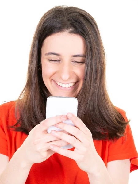 Mujer Sonriente Mensajes Texto Utilizando Teléfono Móvil Fondo Blanco —  Fotos de Stock