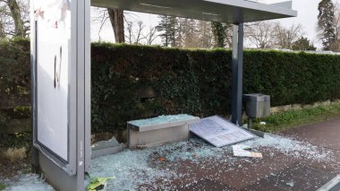 Bordeaux, Aquitaine France - 02 02 02 2021: Protestocular tarafından kırılan camlı otobüs durağı