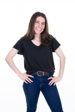 Genç, zayıf, güzel, neşeli, gülümseyen kız beyaz arka planda kameraya bakıyor.