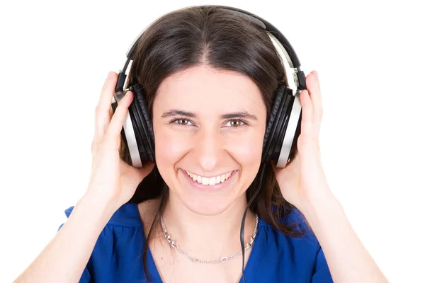 Młoda Uśmiechnięta Kobieta Słuchawkami Słucha Śpiewu Muzyki — Zdjęcie stockowe