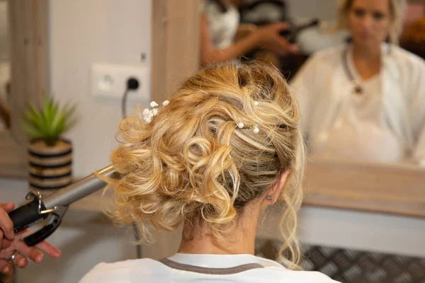 Jolie Femme Blonde Bouclée Obtenir Belle Coiffure Dans Salon Coiffure — Photo